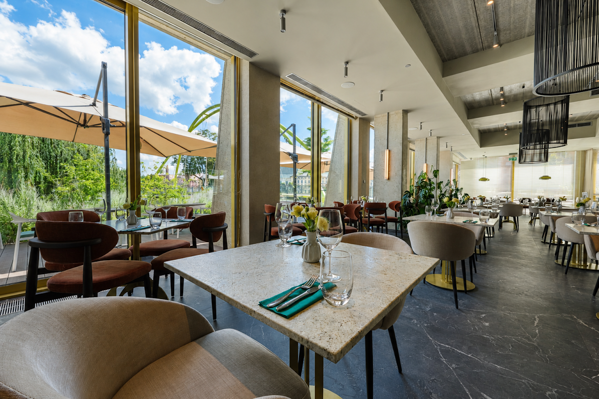 Wnętrze restauracji PONTI we Wrocławiu - sala nad Odrą