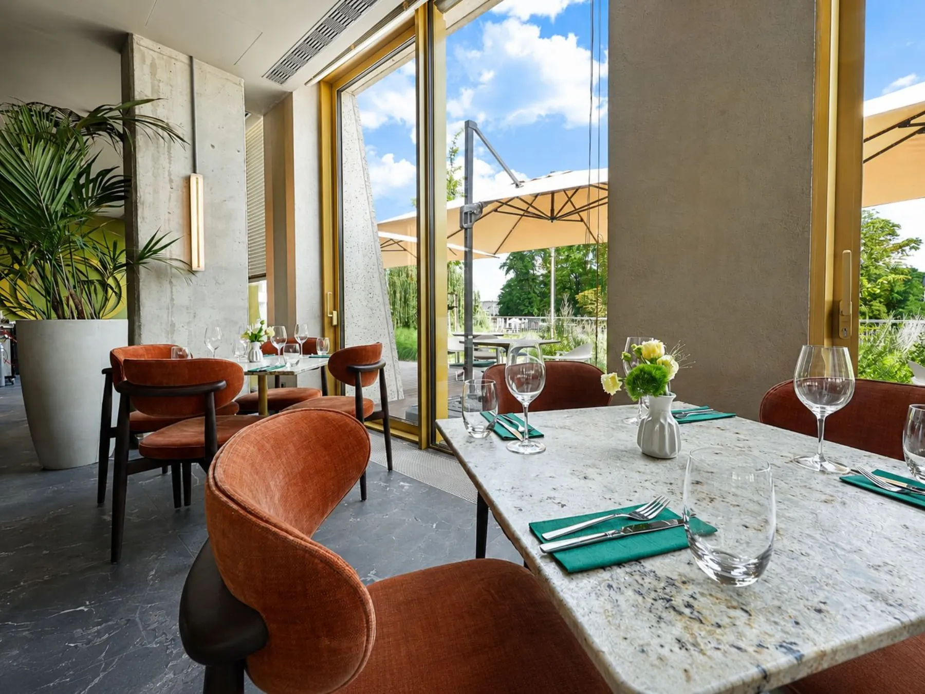 Stolik przy oknie z widokiem na Odrę w restauracji PONTI we Wrocławiu