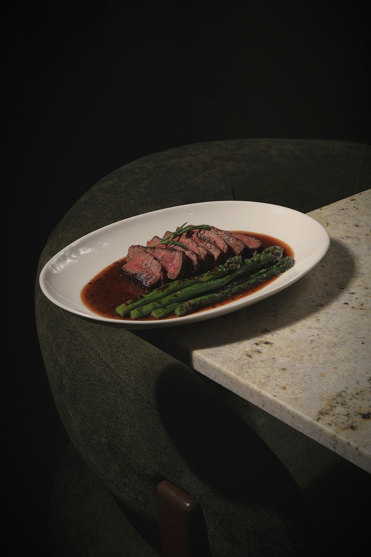 Tagliata z grilla podana w restauracji PONTI we Wrocławiu