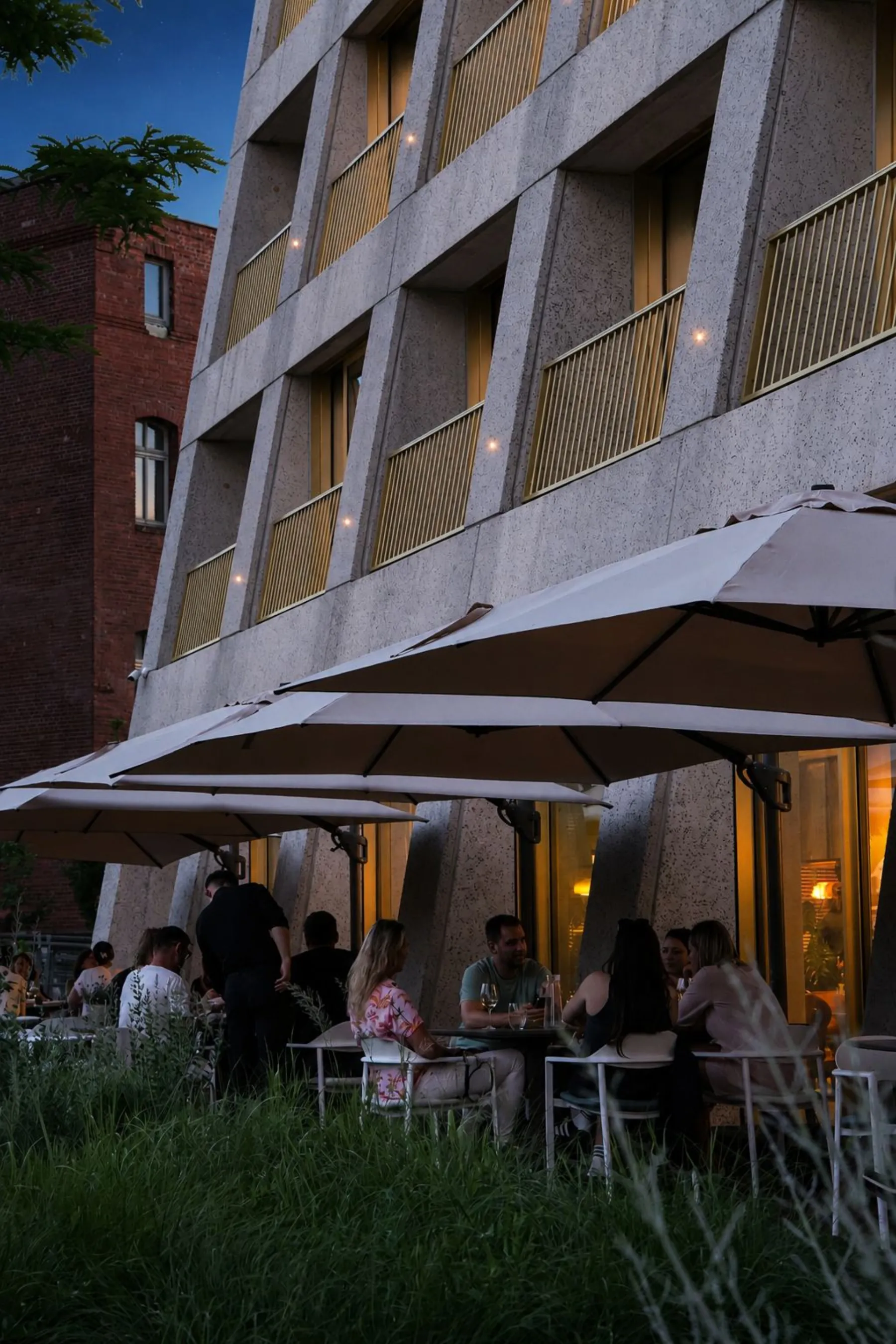 Taras restauracji PONTI wieczorem z widokiem na Odrę we Wrocławiu