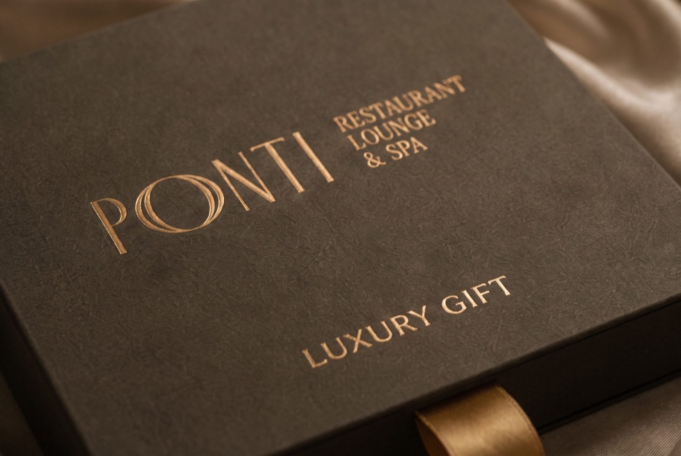 Złote tłoczenie logo PONTI na pudełku Luxury Gift, zbliżenie