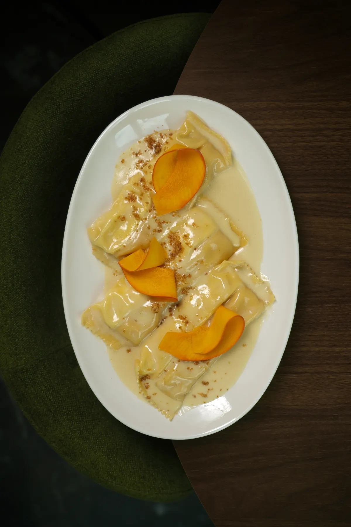 Ravioli Duo z karty PONTI, dwa farsze na bazie ricotty w sosie maślanym z szałwią