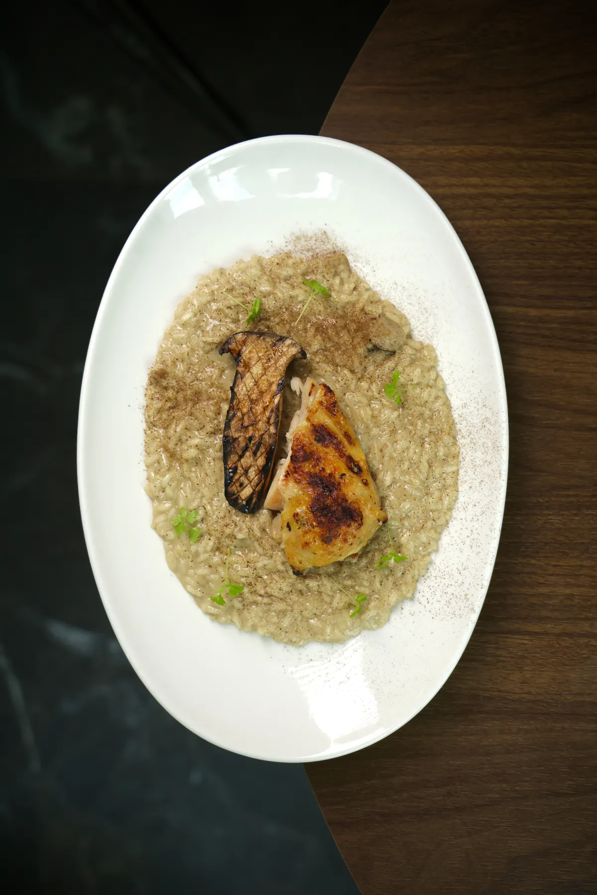 Risotto z karty PONTI na bazie borowików z grillowaną piersią z kurczaka, pudrem grzybowym i trybulą