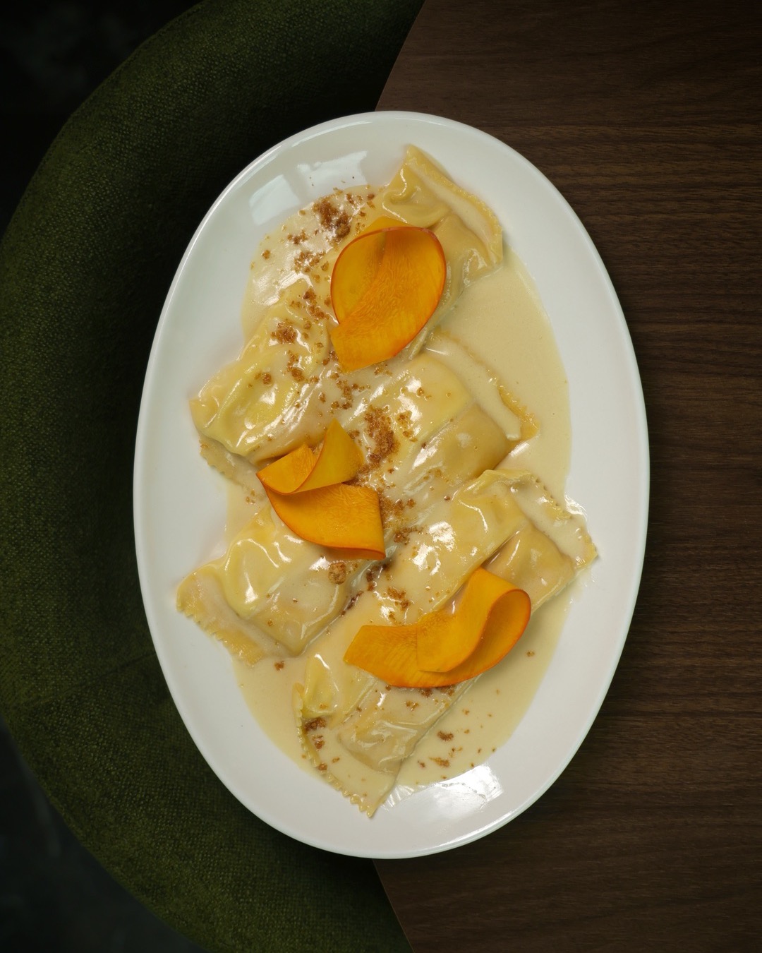 Ravioli Duo w PONTI, zdjęcie z góry: dwa farsze na bazie ricotty w sosie maślanym z szałwią