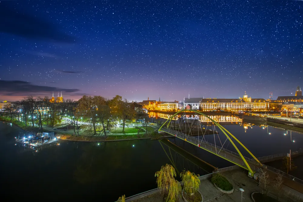 Odra nocą, kładka i Ostrów Tumski pod gwiazdami