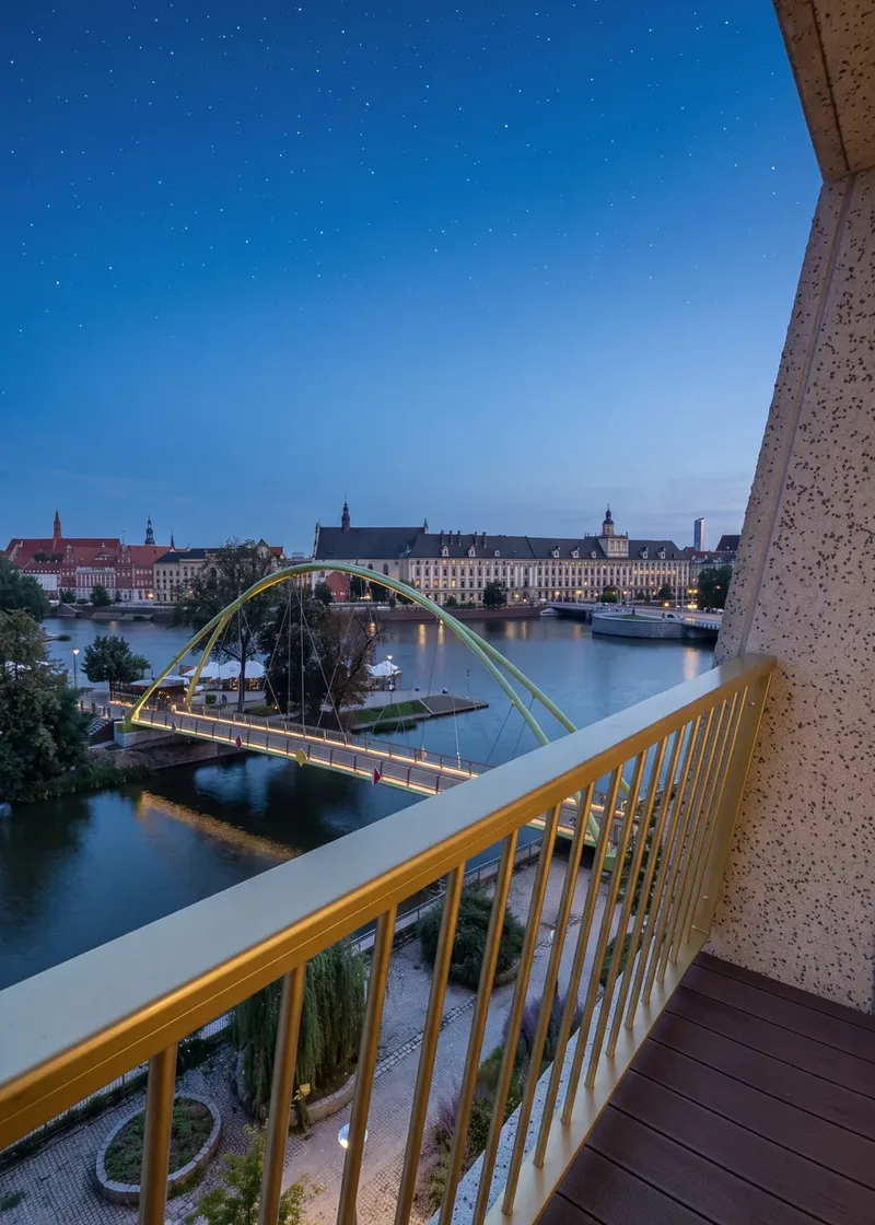 Widok z apartamentu Boulevard na kładkę nocą